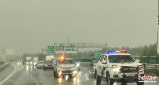 8月2日，京港澳高速，高速交警涿州大隊(duì)警車帶道引導(dǎo)救援物資車隊(duì)進(jìn)入涿州災(zāi)區(qū)。