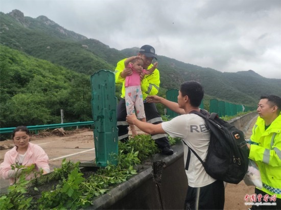 7月31日，張涿高速，高速交警涿鹿大隊(duì)民警救助洪水被困群眾。