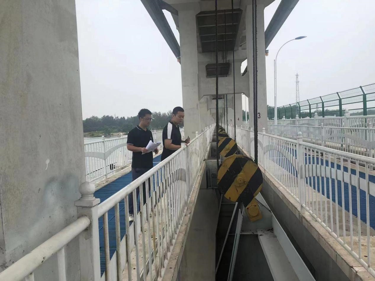 海委海河下游管理局獨流減河進(jìn)洪閘管理處工作人員檢查水閘閘門啟閉機(jī)。受訪者供圖