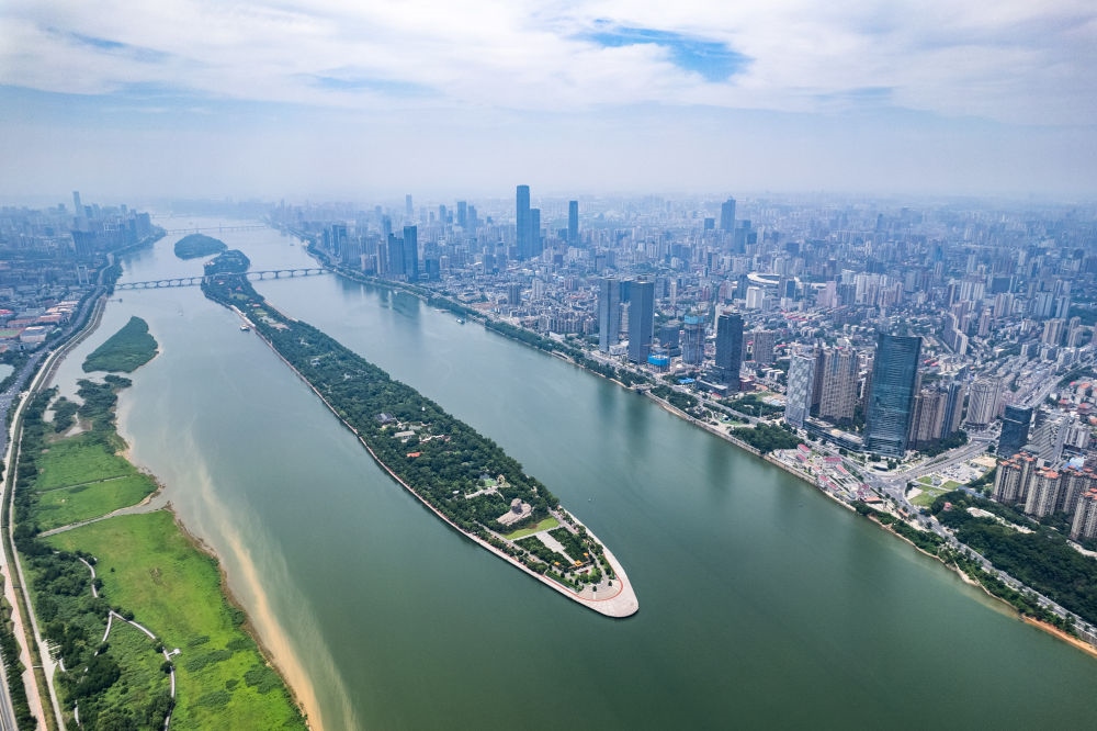 這是6月9日拍攝的長(zhǎng)沙橘子洲景區(qū)（無人機(jī)照片）。新華社記者 陳思汗 攝