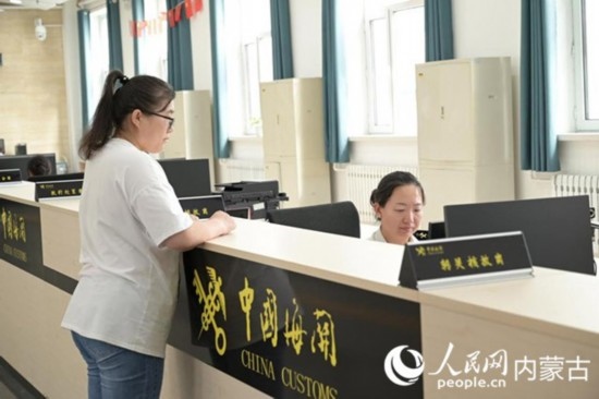 代理報關(guān)企業(yè)正在滿洲里車站海關(guān)綜合服務(wù)大廳辦理業(yè)務(wù)。人民網(wǎng) 寇雅楠攝