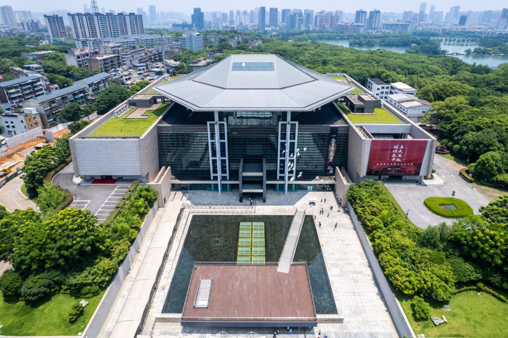 這是在長(zhǎng)沙市開福區(qū)拍攝的湖南博物院及周邊景色（無人機(jī)照片，6月7日攝）。新華社記者 陳思汗 攝