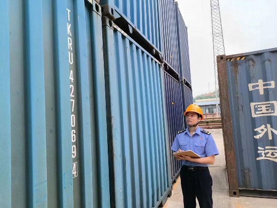 鐵路貨運(yùn)員在檢查集裝箱箱體情況、記錄箱號(hào)。中國(guó)鐵路廣州局集團(tuán)有限公司供圖