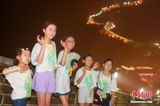 8月9日晚，2023海外華裔青少年夏季研學(xué)營的學(xué)員們夜游八達嶺長城。圖為學(xué)員們在長城上拍照。<a target='_blank' href='/'><p align=