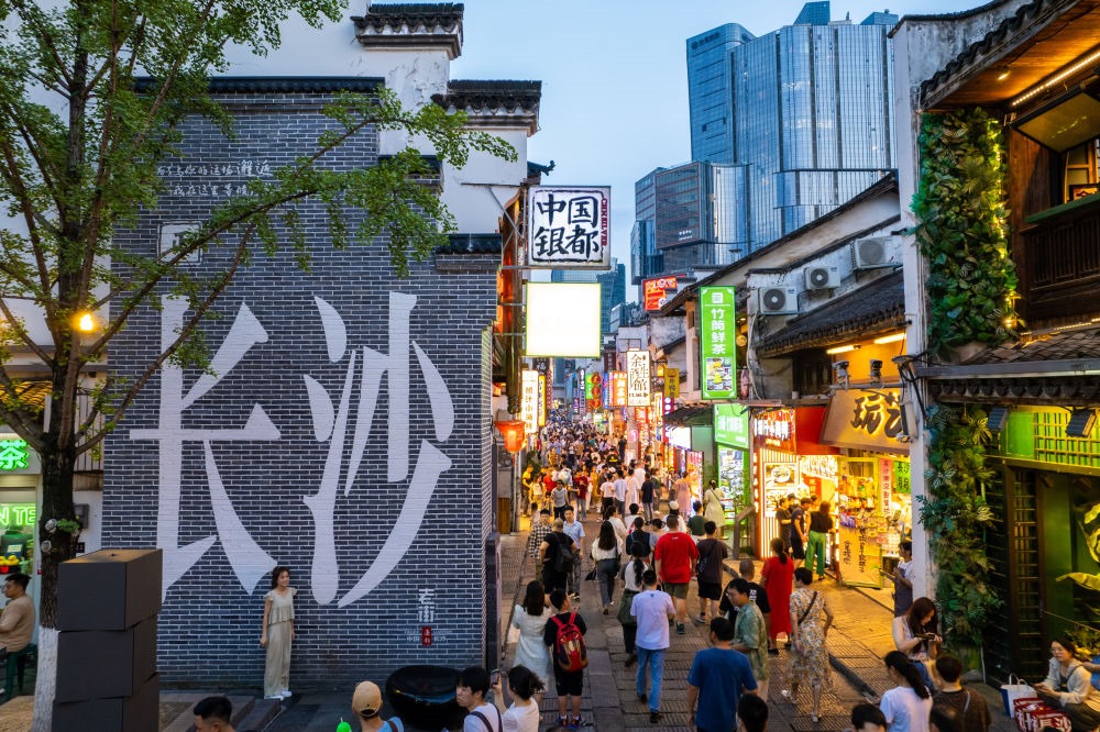 游客在長(zhǎng)沙市天心區(qū)太平老街打卡、游玩（無人機(jī)照片，6月7日攝）。新華社記者 陳思汗 攝