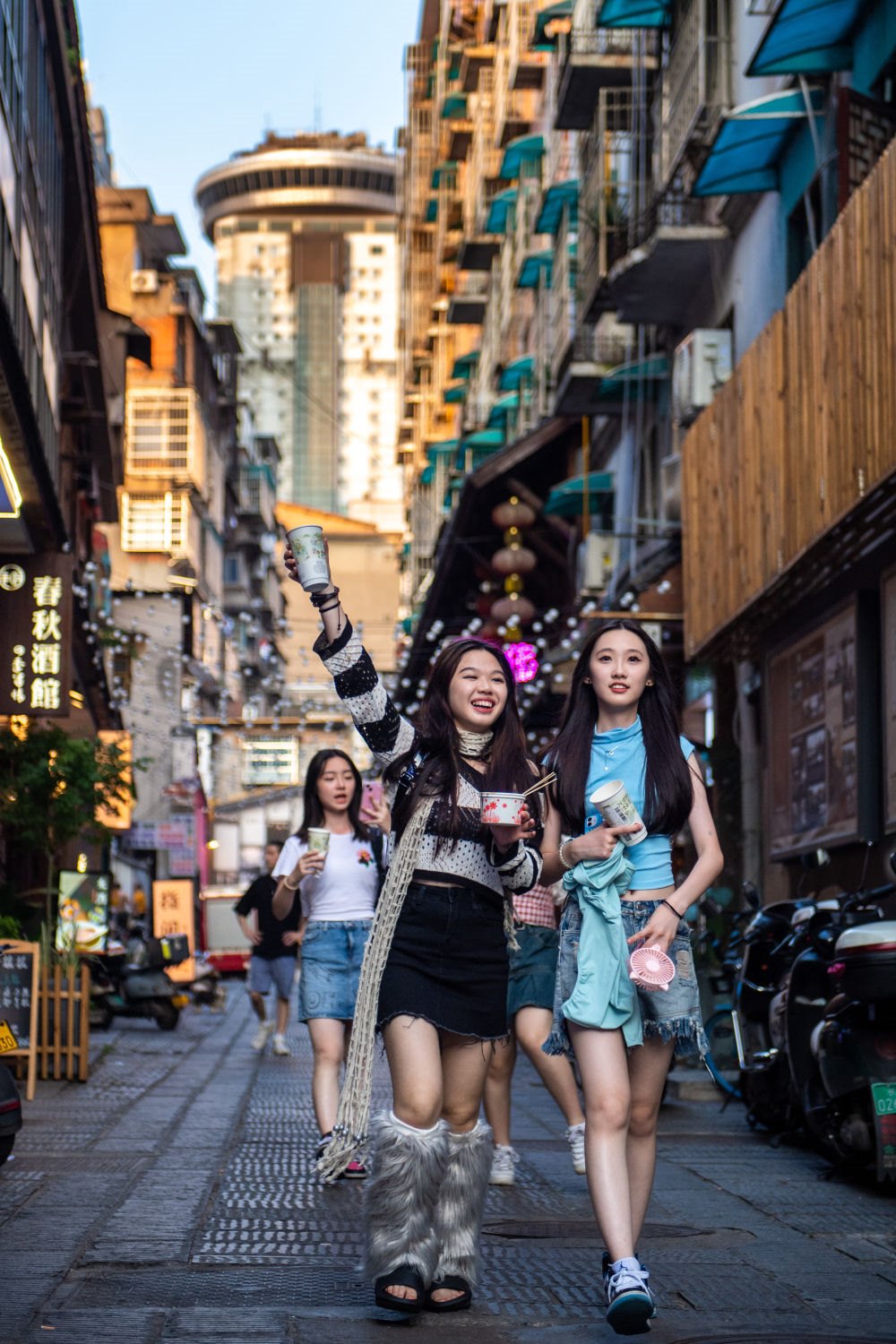游客在長(zhǎng)沙市天心區(qū)太平老街游玩（6月7日攝）。新華社記者 陳思汗 攝