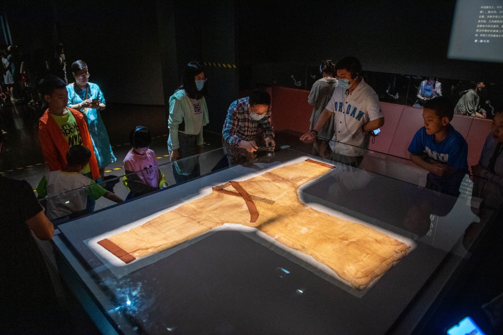 在湖南博物院，游客在參觀馬王堆漢墓出土文物“素紗單衣”（6月7日攝）。新華社記者 陳思汗 攝