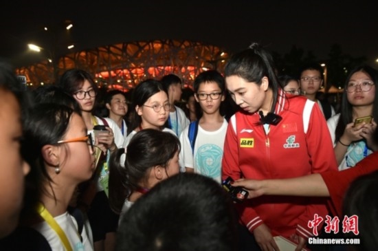 圖為小學(xué)員向李曉霞分享自己運動經(jīng)歷。<a target='_blank' href='/' ><p align=