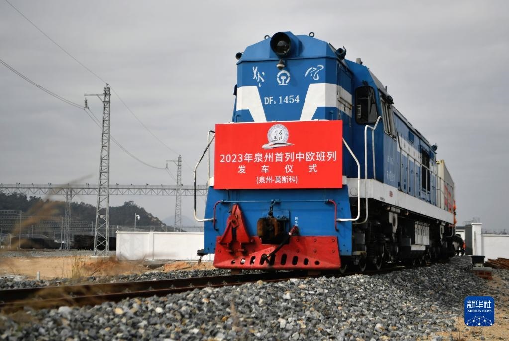 2月3日，中歐班列駛出興泉鐵路黃塘站。當(dāng)日，滿載著55個(gè)集裝箱的中歐班列，從位于福建泉州惠安縣的興泉鐵路黃塘站駛出。這是泉州今年開(kāi)出的首趟中歐班列，也是興泉鐵路開(kāi)通后的首趟泉州中歐班列。據(jù)了解，此次班列裝載產(chǎn)品主要來(lái)自泉州進(jìn)出口企業(yè)，貨重601.4噸，貨值約262.5萬(wàn)美元。新華社記者 魏培全 攝