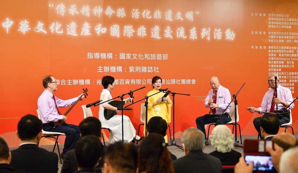 2022年11月23日，演員在“傳承精神命脈 活化非遺文明”中華文化遺產(chǎn)和國(guó)際非遺交流系列活動(dòng)開(kāi)幕式上表演非遺項(xiàng)目南音《滿空飛》。新華社記者 陳鐸 攝