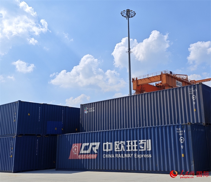 8月3日，中歐班列（中豫號(hào)）集裝箱在鄭州車站海關(guān)等候查驗(yàn)。人民網(wǎng) 崔譯戈攝