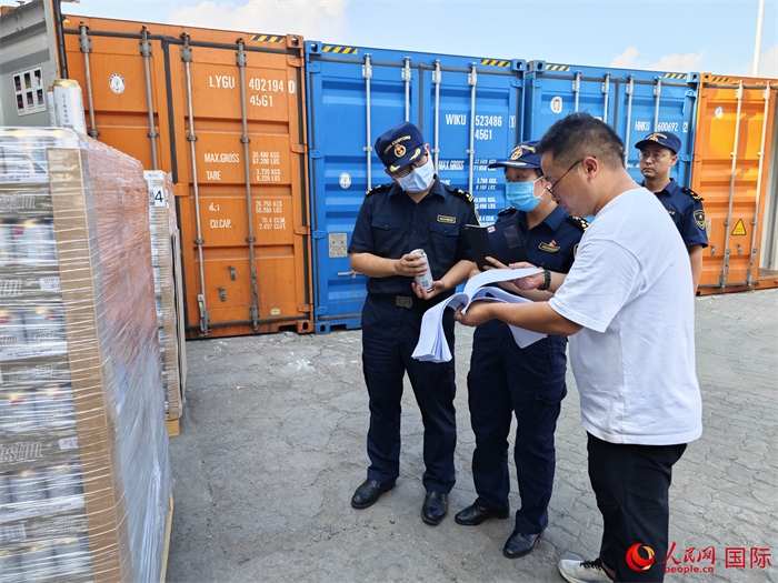 8月3日，鄭州車站海關(guān)工作人員在查驗(yàn)報(bào)關(guān)貨物。人民網(wǎng) 崔譯戈攝