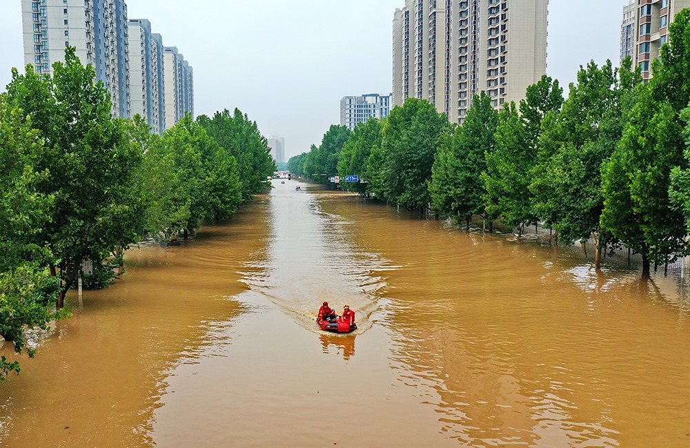 2023年8月2日，救援人員在河北省涿州市市區(qū)乘坐沖鋒舟前去轉(zhuǎn)移受災(zāi)群眾。