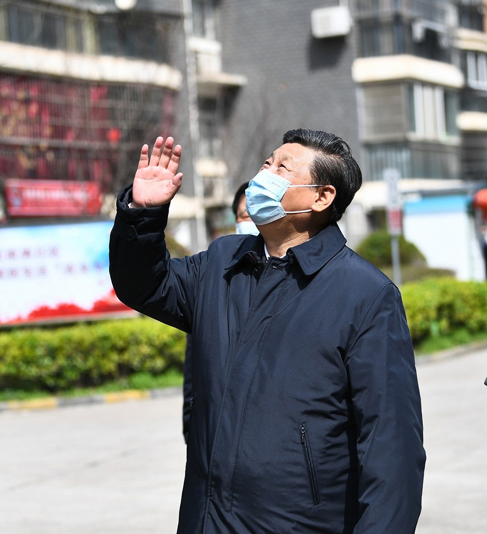 2020年3月10日，習(xí)近平總書記在湖北省武漢市東湖新城社區(qū)考察時(shí)，向在家隔離居住的居民揮手致意、表示慰問(wèn)。