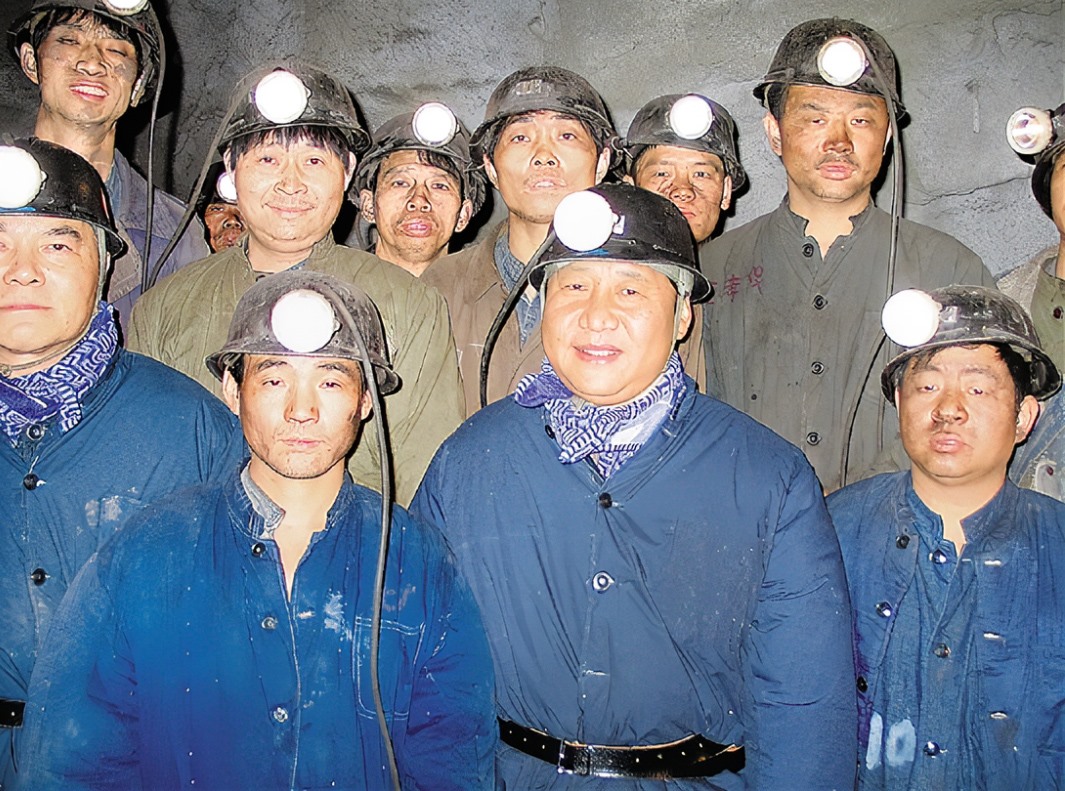 2005年1月26日，習(xí)近平在浙江省湖州市長(zhǎng)興縣長(zhǎng)廣煤礦井下慰問(wèn)煤礦工人。