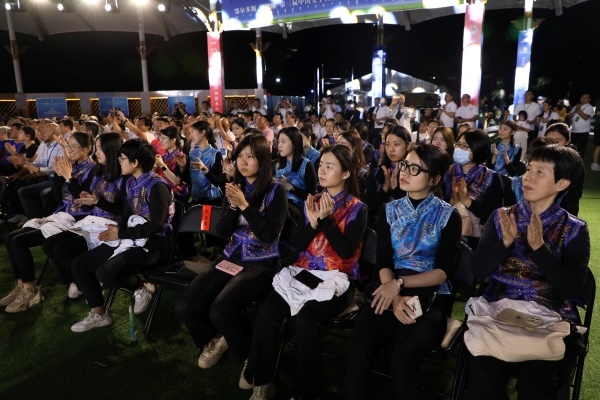 第三屆中國女子圍棋名人戰(zhàn)本賽32棋手悉數(shù)亮相開幕式。人民網(wǎng)記者 李乃妍攝