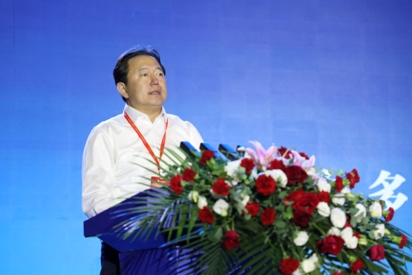 鄂爾多斯市委常委、伊金霍洛旗委書記華瑞鋒致辭。人民網(wǎng)記者 李乃妍攝