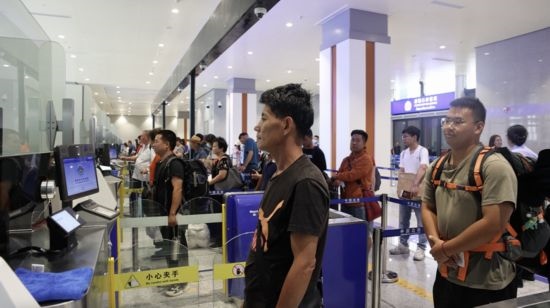6月13日，乘坐中老鐵路國(guó)際旅客列車(chē)的旅客在磨憨邊檢大廳排隊(duì)候檢。李揚(yáng) 攝
