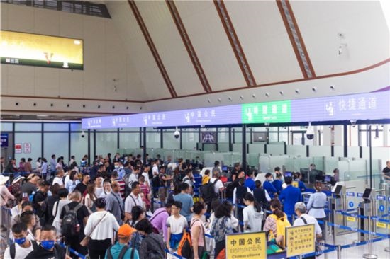 7月22日，乘坐中老鐵路國際旅客列車的旅客在磨憨邊檢大廳排隊候檢。衛(wèi)海林 攝