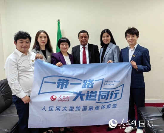 穆拉圖·特肖梅與人民網(wǎng)記者合影。