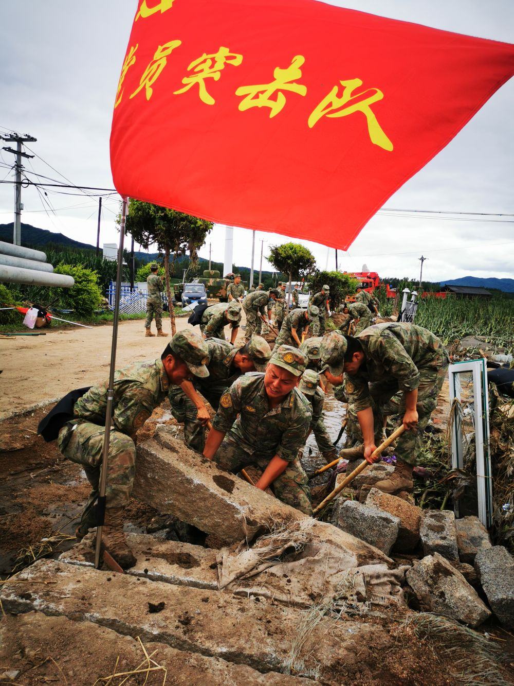 8月7日，陸軍第78集團(tuán)軍某旅組織黨員突擊隊(duì)在吉林舒蘭市七里鄉(xiāng)清理路障。新華社發(fā)（劉洋 攝）