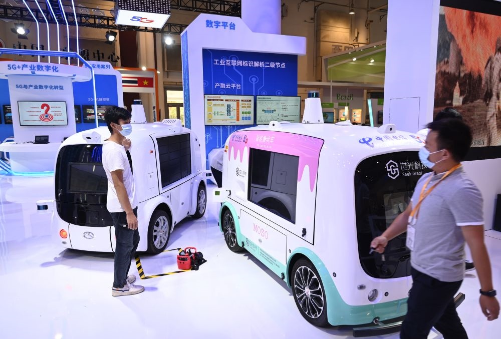 中國制造的智能汽車模型在2021金磚國家新工業(yè)革命展現(xiàn)場展出（2021年9月9日攝）。新華社記者 林善傳 攝