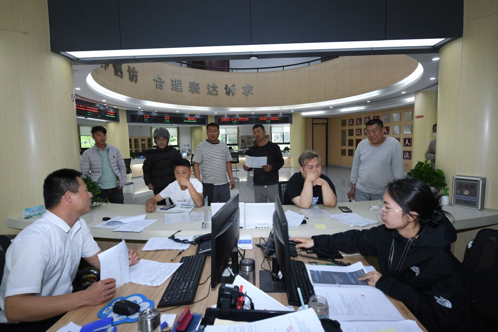 浙江省安吉縣社會(huì)治理中心工作人員在處理群眾信訪訴求（5月8日攝）。新華社記者 翁忻旸 攝