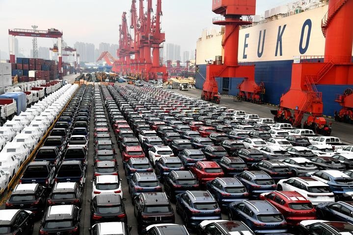 商品車在山東港口青島港大港公司八號(hào)碼頭等候裝船（2022年8月7日）。大型滾裝貨輪“晨聲輪”靠泊山東港口青島港大港公司八號(hào)碼頭，將各類逾1900輛商品車運(yùn)往非洲。新華社記者 李紫恒 攝