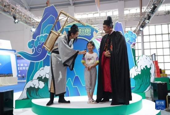 8月16日，一名小朋友在第七屆中國—南亞博覽會文化旅游館參加問答活動。
