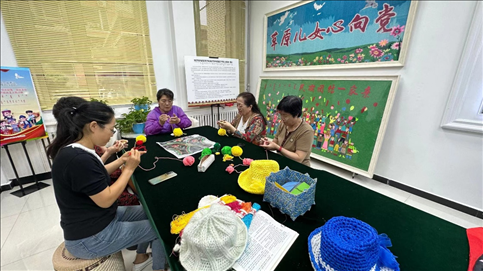 臨潢家園社區(qū)居民在社區(qū)少數(shù)民族文體活動(dòng)中心進(jìn)行刺繡編織創(chuàng)作。人民網(wǎng)記者 金洪花攝