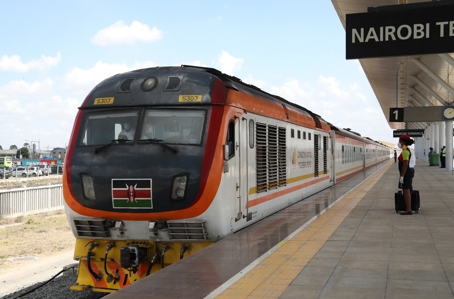2021年11月17日，由蒙巴薩始發(fā)的蒙內(nèi)鐵路客運列車駛?cè)肟夏醽唭?nèi)羅畢站。蒙內(nèi)鐵路連接東非第一大港口蒙巴薩和肯首都內(nèi)羅畢，于2017年5月31日開通。新華社記者董江輝攝