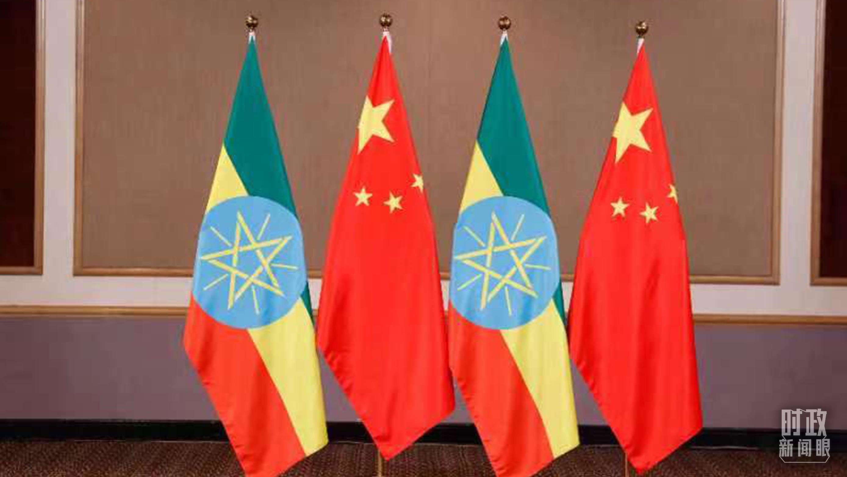 △會見現(xiàn)場的中國、埃塞兩國國旗。（總臺央視記者耿小龍拍攝）
