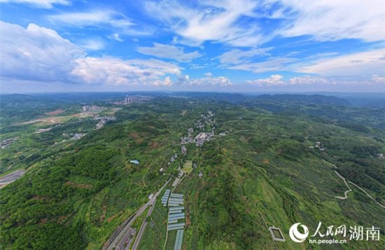 群山環(huán)抱的菖蒲塘村。 人民網(wǎng)記者 劉賓攝