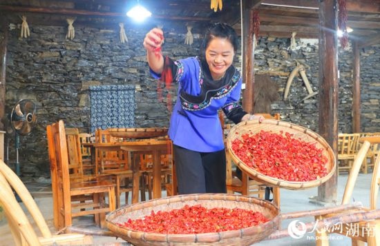村民李霞返鄉(xiāng)從事餐飲業(yè)。 人民網(wǎng)記者 劉賓攝