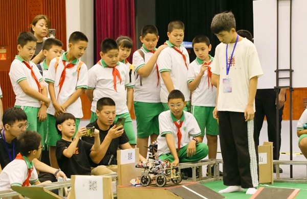 青少年學(xué)生現(xiàn)場觀看比賽。北京工商大學(xué)供圖