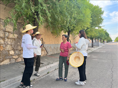 國土整治與生態(tài)修復(fù)實(shí)踐調(diào)研團(tuán)師生與村民交流。校方供圖