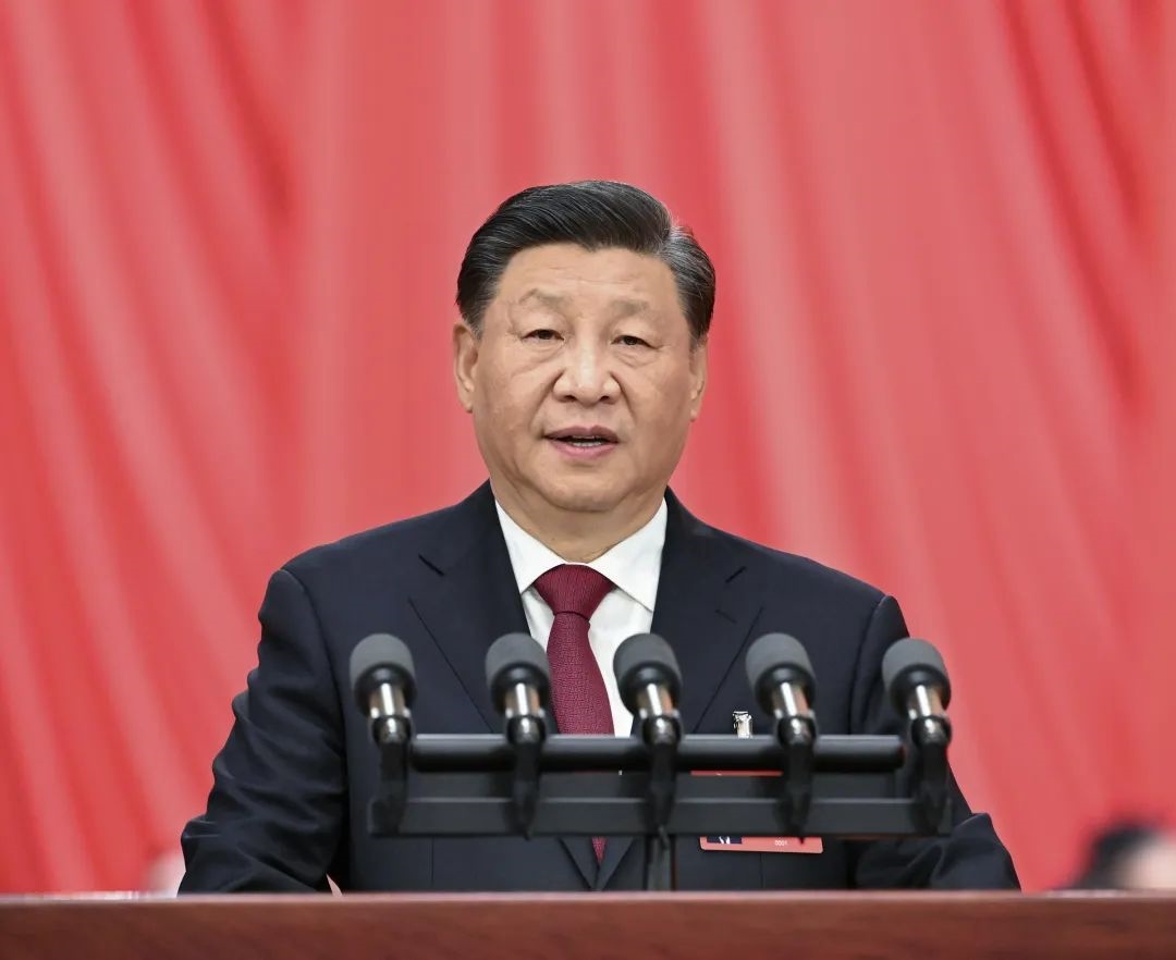 2022年10月16日，中國共產(chǎn)黨第二十次全國代表大會在北京人民大會堂開幕。習(xí)近平代表第十九屆中央委員會向大會作報(bào)告。圖/新華社記者 饒愛民 攝