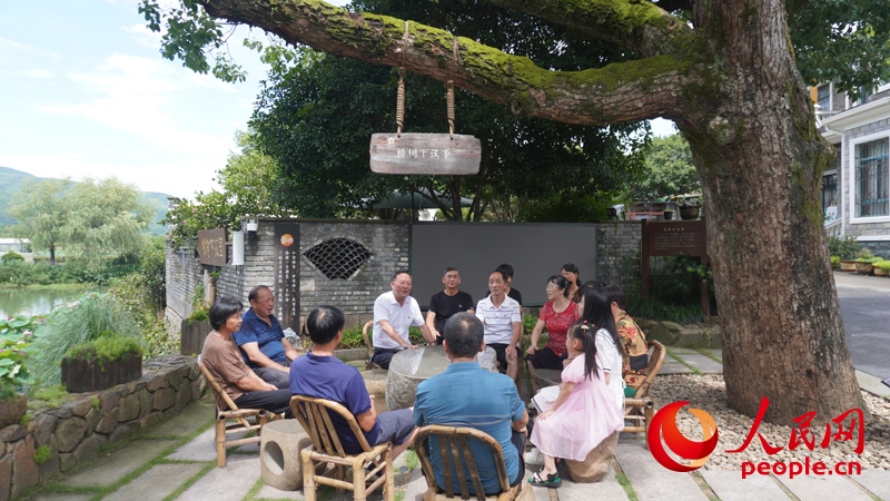 余杭區(qū)徑山鎮(zhèn)小古城村村民在“樟樹下議事”。人民網肖聰聰攝