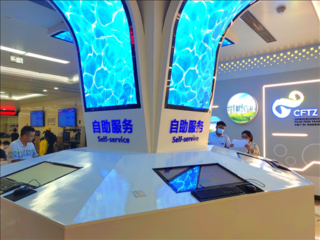 市民在中國(guó)（廣西）自由貿(mào)易區(qū)南寧片區(qū)綜合服務(wù)大廳辦理業(yè)務(wù)。人民網(wǎng) 付華周攝