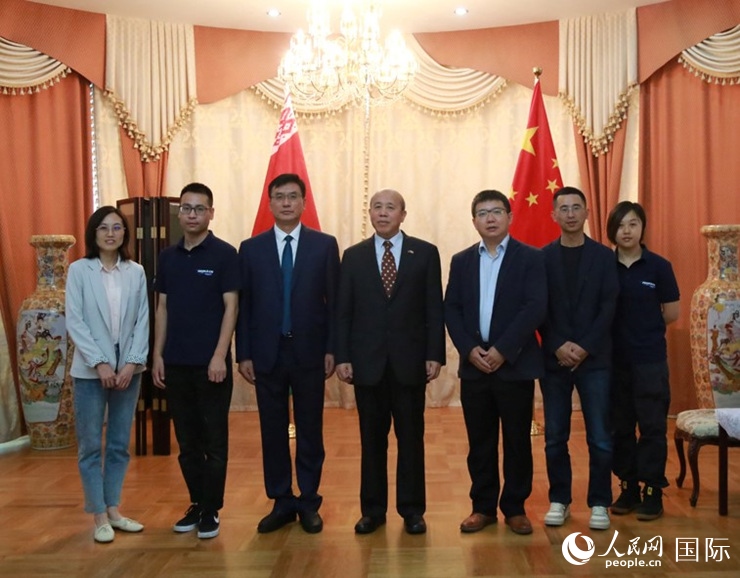 謝小用大使與人民網(wǎng)記者合影。
