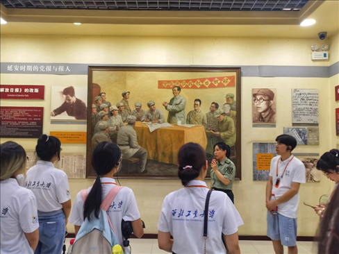 中外學生在延安參觀博物館。學校供圖
