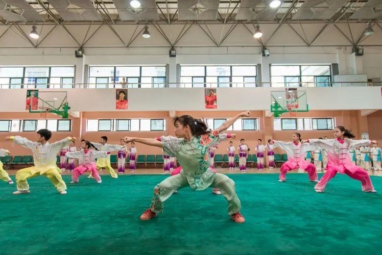 △今年暑假期間，浙江溫州舉行青少年學(xué)生陽(yáng)光體育運(yùn)動(dòng)會(huì)。