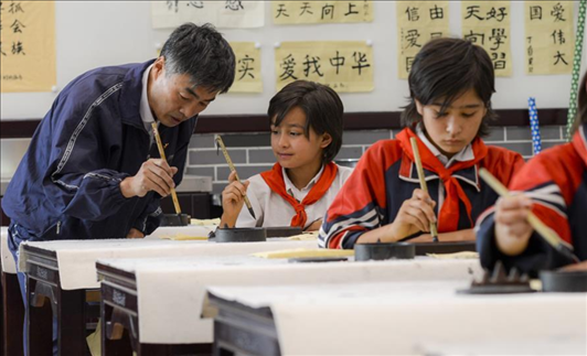 △新疆疏附縣托克扎克鎮(zhèn)中心小學(xué)書法教室內(nèi)，同學(xué)們正在學(xué)習(xí)寫毛筆字。