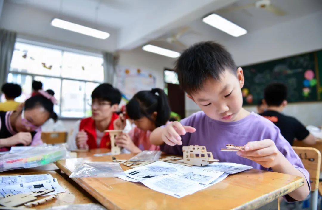 △今年7月，在浙江余姚市舜北小學(xué)暑托班內(nèi)，孩子們制作太陽(yáng)能科學(xué)實(shí)驗(yàn)裝置。
