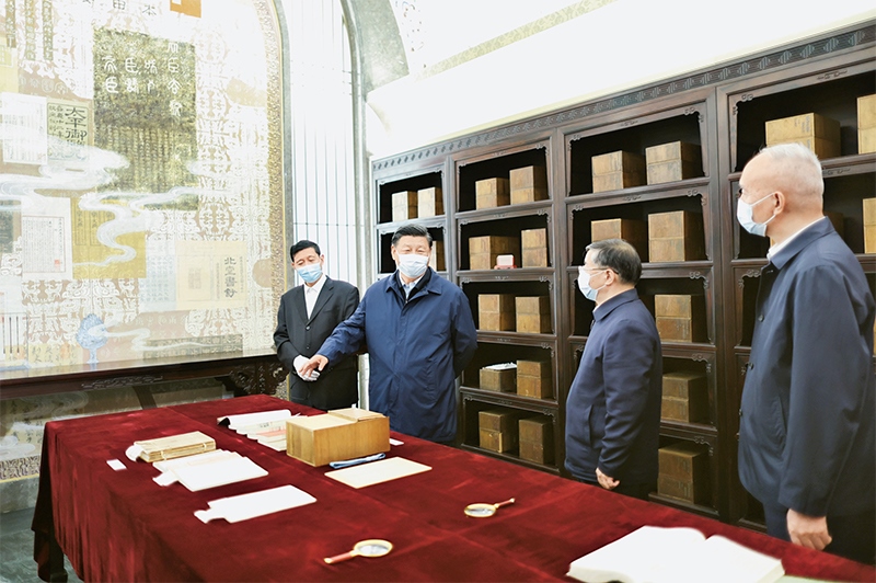 2023年6月2日，中共中央總書記、國(guó)家主席、中央軍委主席習(xí)近平在北京出席文化傳承發(fā)展座談會(huì)并發(fā)表重要講話。這是座談會(huì)前，習(xí)近平1日下午在中國(guó)國(guó)家版本館考察時(shí)，在蘭臺(tái)洞庫(kù)了解館藏精品版本保存情況。 新華社記者 鞠鵬/攝