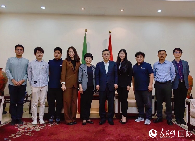 趙志遠大使（右五）、使館工作人員與人民網(wǎng)記者合影。