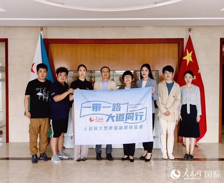 胡斌大使（左四）、使館工作人員與人民網(wǎng)記者合影。