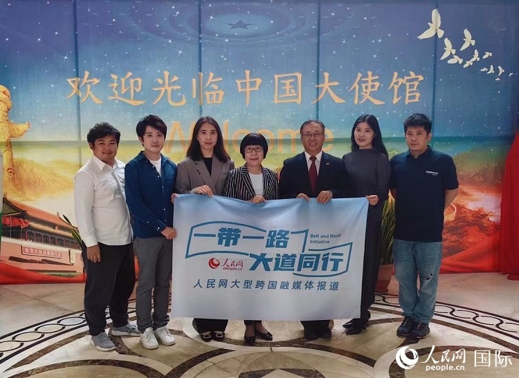 崔建春大使（右三）與人民網(wǎng)記者合影。