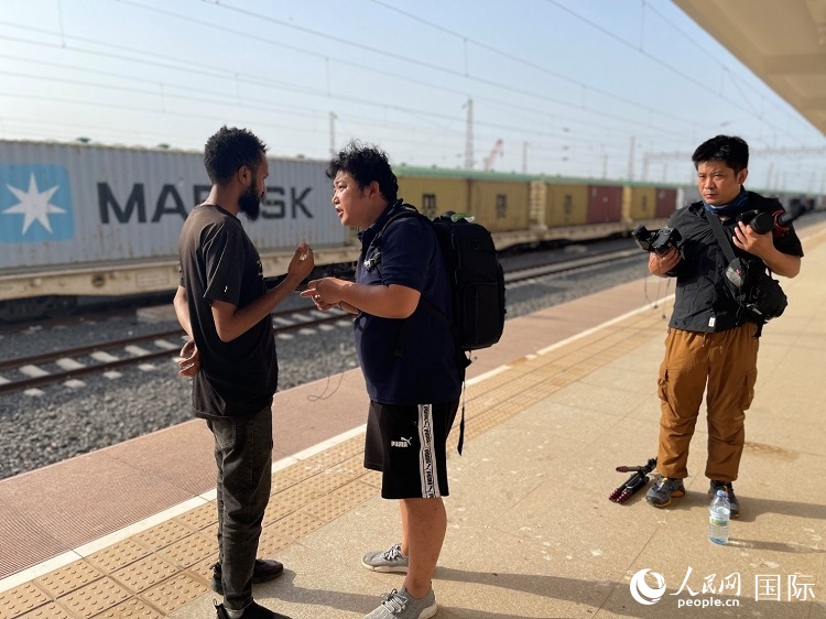 亞吉鐵路吉布提線工作人員介紹列車運營情況。人民網(wǎng)記者 趙艷紅攝
