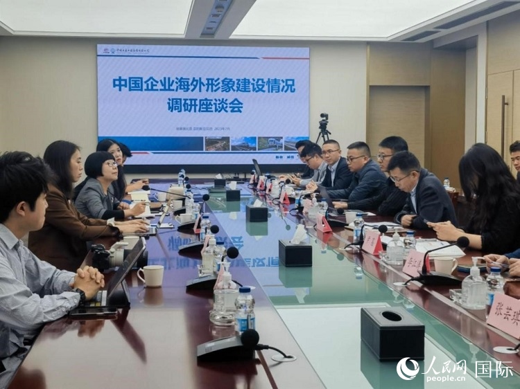 埃塞俄比亞中國商會企業(yè)代表與人民網(wǎng)記者座談。人民網(wǎng)記者 劉寧攝